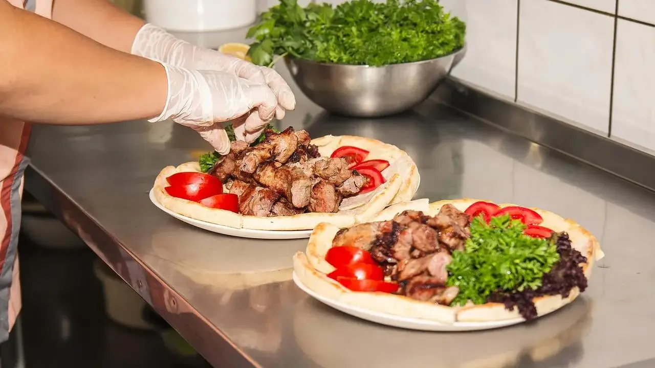 Kebab na talerzu: Jaka gramatura mięsa jest uczciwa? Sprawdź!
