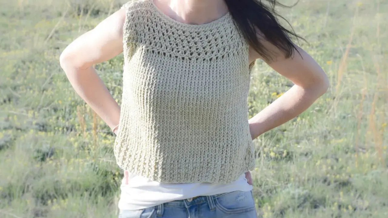 Jersey dos agujas verano, tejido a mano con un diseño calado en el cuello. Perfecto para días soleados.