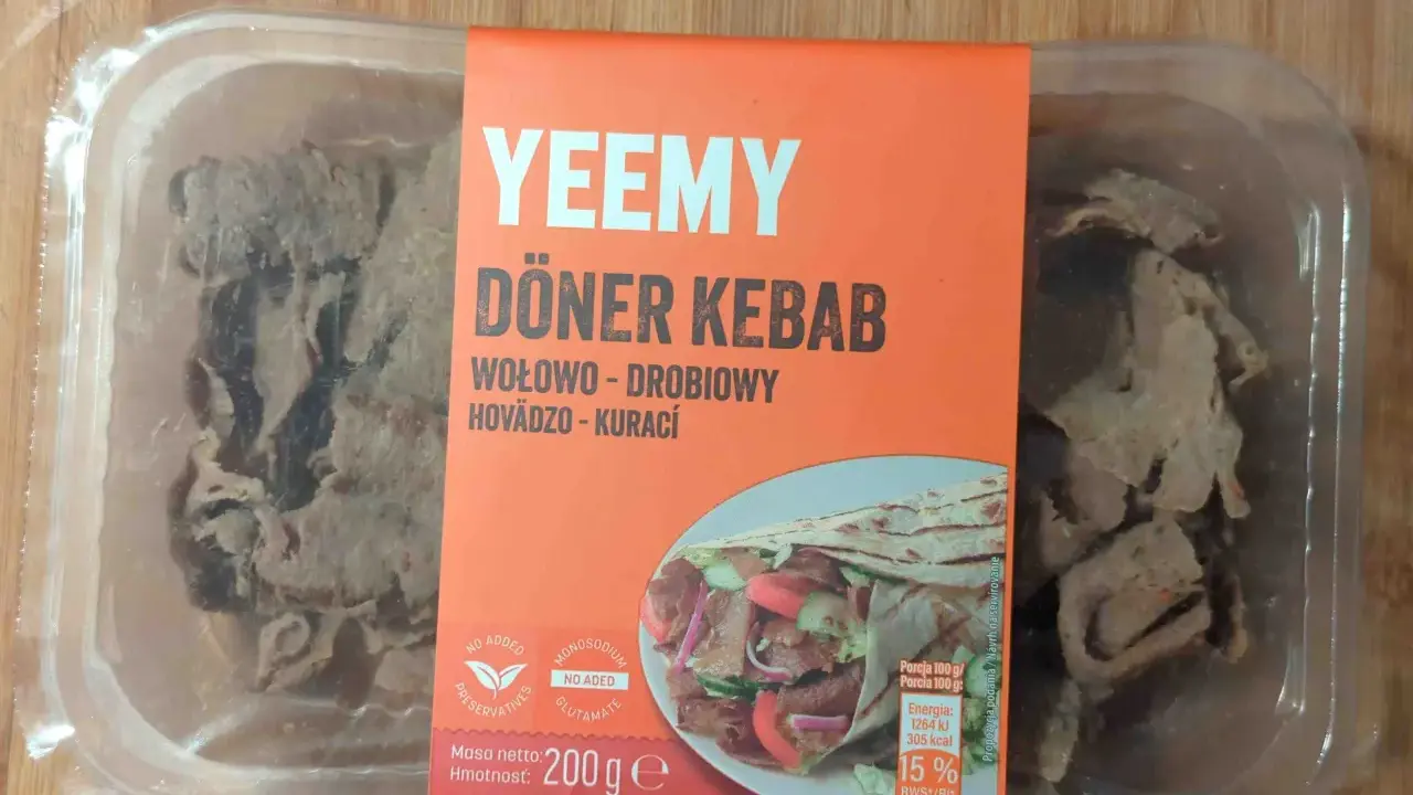 Opakowanie kebaba z wołowiny z widocznym mięsem i etykietą z informacjami o produkcie.