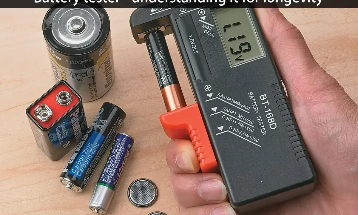 Un comprobador de baterías muestra el voltaje de una pila AA. Hay varias pilas de diferentes tamaños y tipos sobre una superficie de madera.