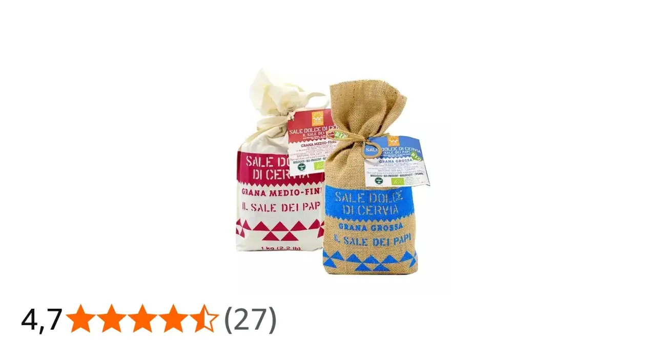 Due sacchi di sale dolce di Cervia, uno con etichetta rossa e grana medio-fine, l'altro in juta con etichetta blu e grana grossa. Sale dei Papi.