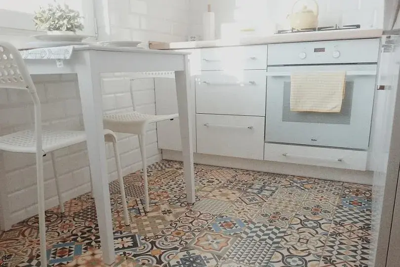 Co na podłogę w kuchni? Wybierz idealne rozwiązanie!