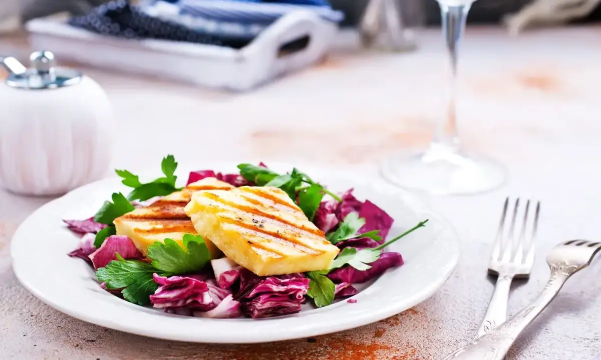 Jak smakuje halloumi? Przewodnik po serze, który nie topnieje!