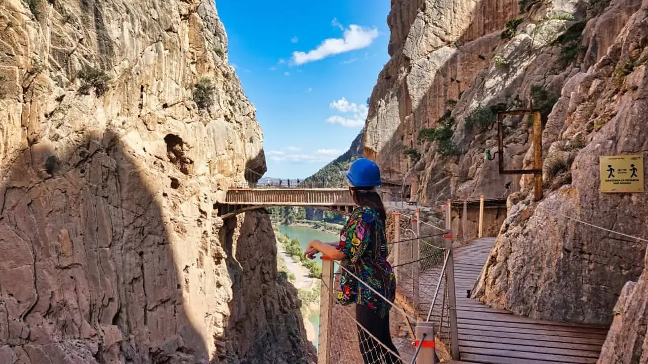 Frauen auf dem Caminito del Rey, einem alten Weg, der sich an steilen Felswänden entlangschlängelt.