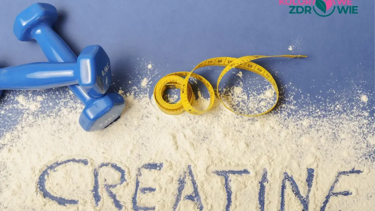 Niebieskie hantle, miarka i proszek z napisem CREATINE. Idealne połączenie dla tych, którzy chcą budować masę mięśniową i dbać o sylwetkę. To klucz do sukcesu, gdy myślisz o keratyna do picia.