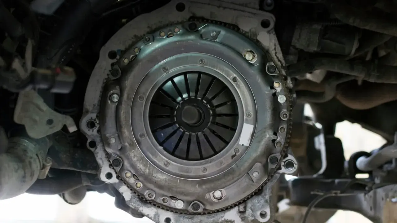El embrague de un coche, parte vital para que no pase nada si se rompe la transmisión.