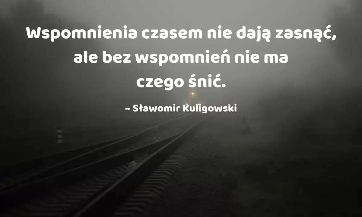 Torowisko kolejowe we mgle z cytatem o wspomnieniach.