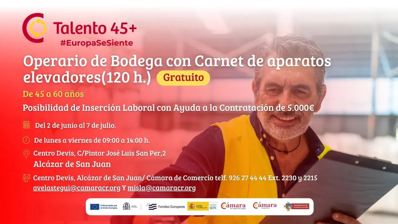 Hombre sonriente, operario de bodega, con chaleco amarillo, ofrece curso gratuito de carnet de aparatos elevadores para mayores de 45 años.