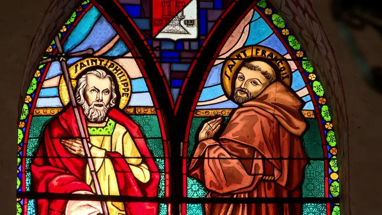 Vitrail représentant Saint Philippe et Saint François, un exemple de vitrail facile à réaliser.