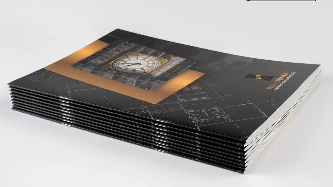 Stos eleganckich broszur reklamowych inaczej, z motywem zegara i planów architektonicznych.