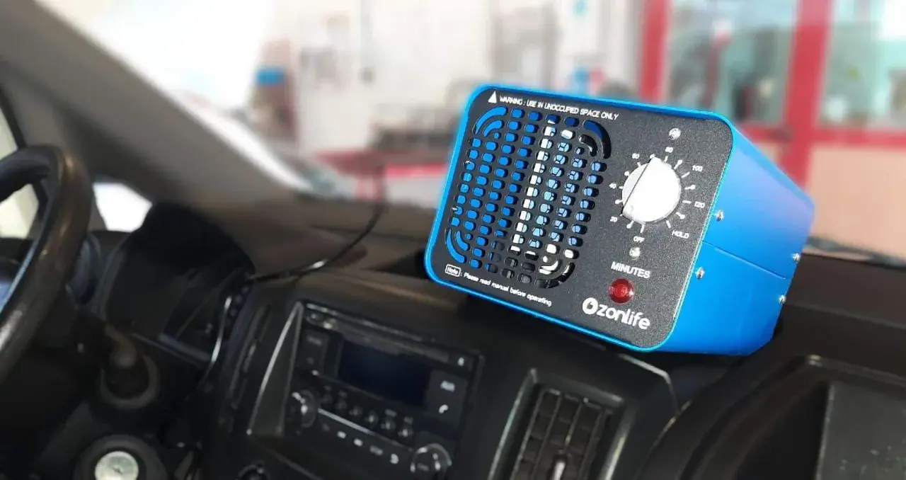 Generador de ozono OzOnlife en el salpicadero de un coche, listo para la desinfección con ozono.