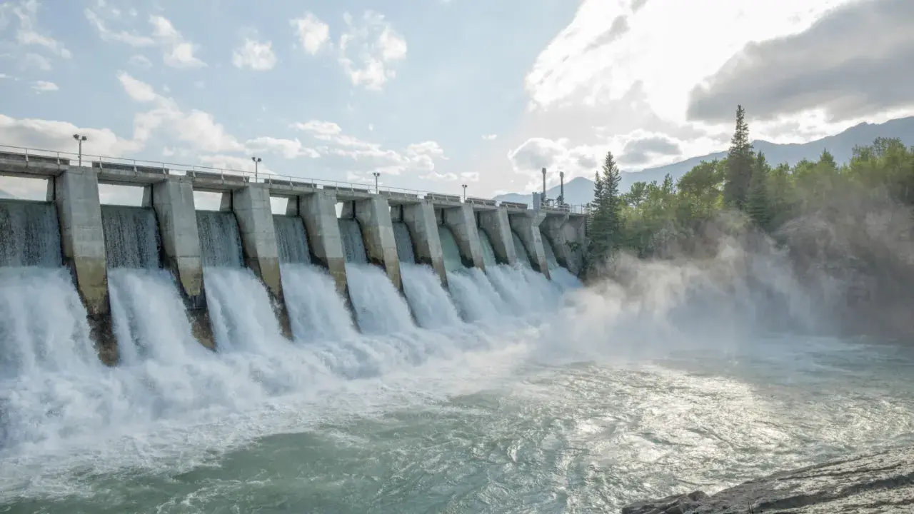 Wasserkraftwerk mit tosendem Wasserfall, das den Strommix Norwegens repräsentiert.