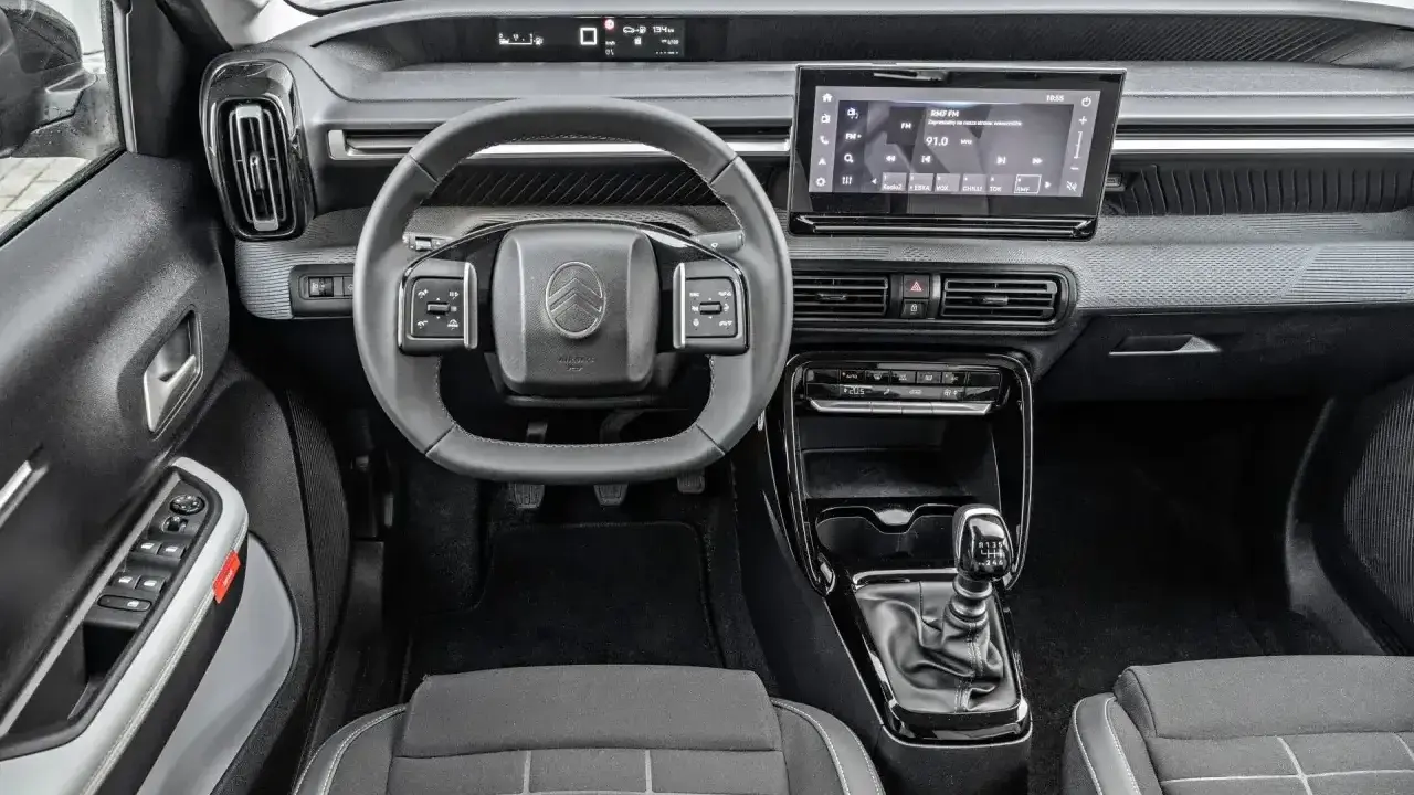Wnętrze Citroena C3 z ekranem dotykowym i nowoczesną deską rozdzielczą. Sprawdź atrakcyjną citroen c3 cena!
