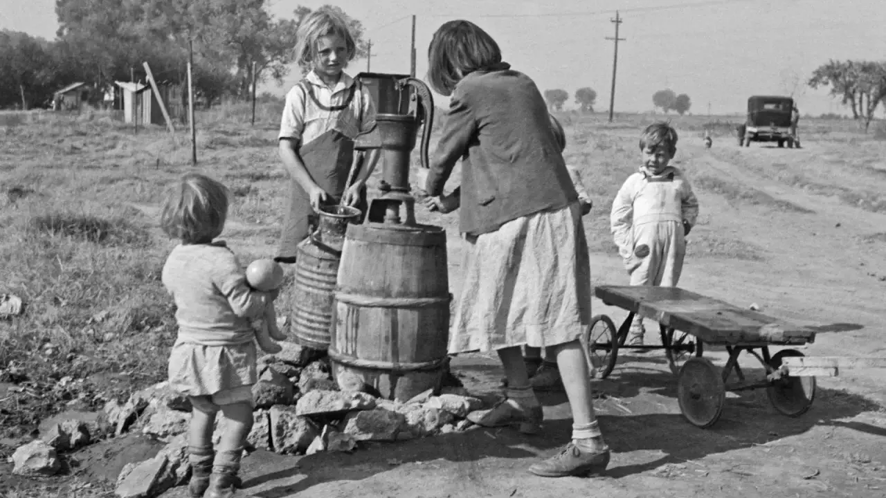 Bambini alla pompa dell'acqua, un'istantanea di Dorothea Lange che cattura la vita quotidiana.