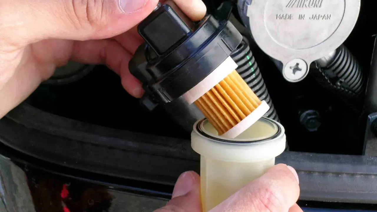 Maintenant, je procède au changement du filtre à gasoil. Le nouveau filtre est prêt à être installé.