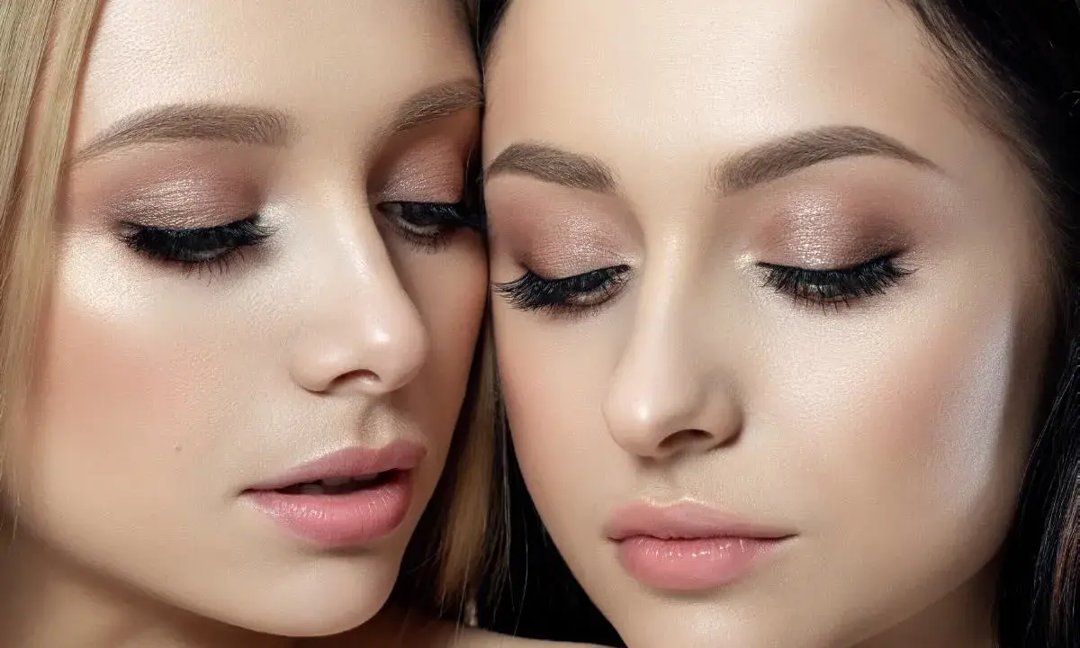 Marzysz o blasku? Jak rozświetlić cerę krok po kroku!