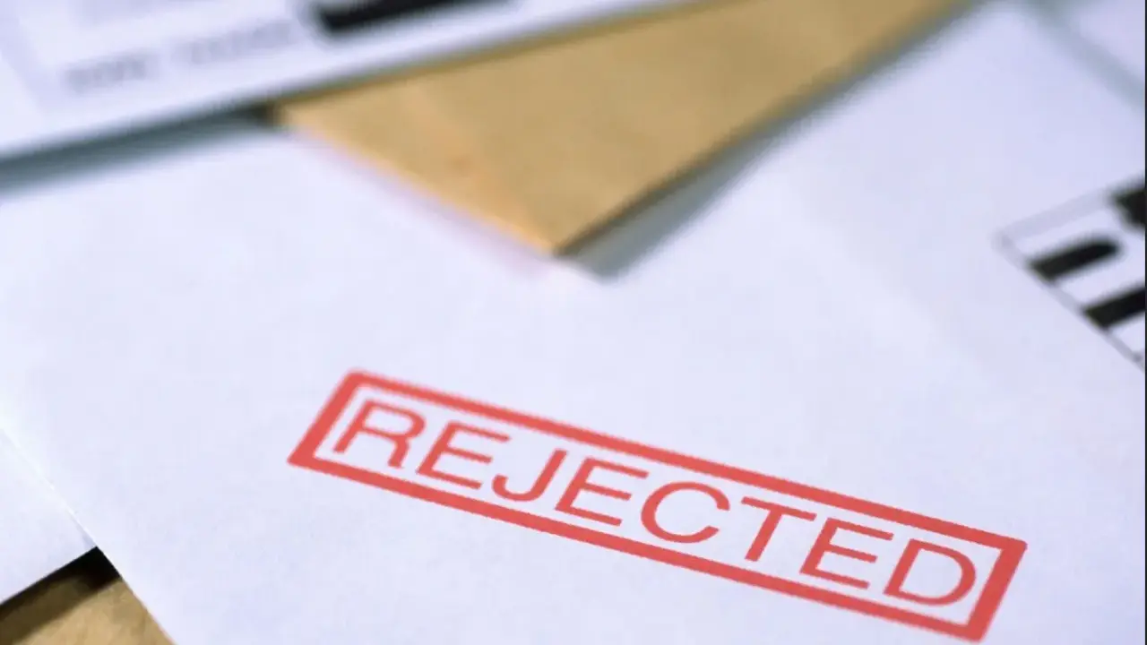 Czerwony stempel "REJECTED" na dokumencie, który mógł być wnioskiem o pozwolenie na broń.