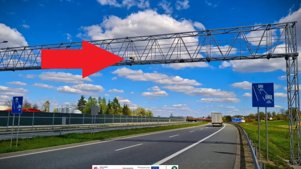 Czerwona strzałka wskazuje na bramownicę z urządzeniami do odcinkowego pomiaru prędkości na A4.