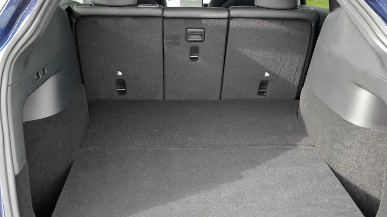 Leerer Tesla Model Y Kofferraum mit umgeklappten Rücksitzen. Viel Platz für Gepäck oder Einkäufe.