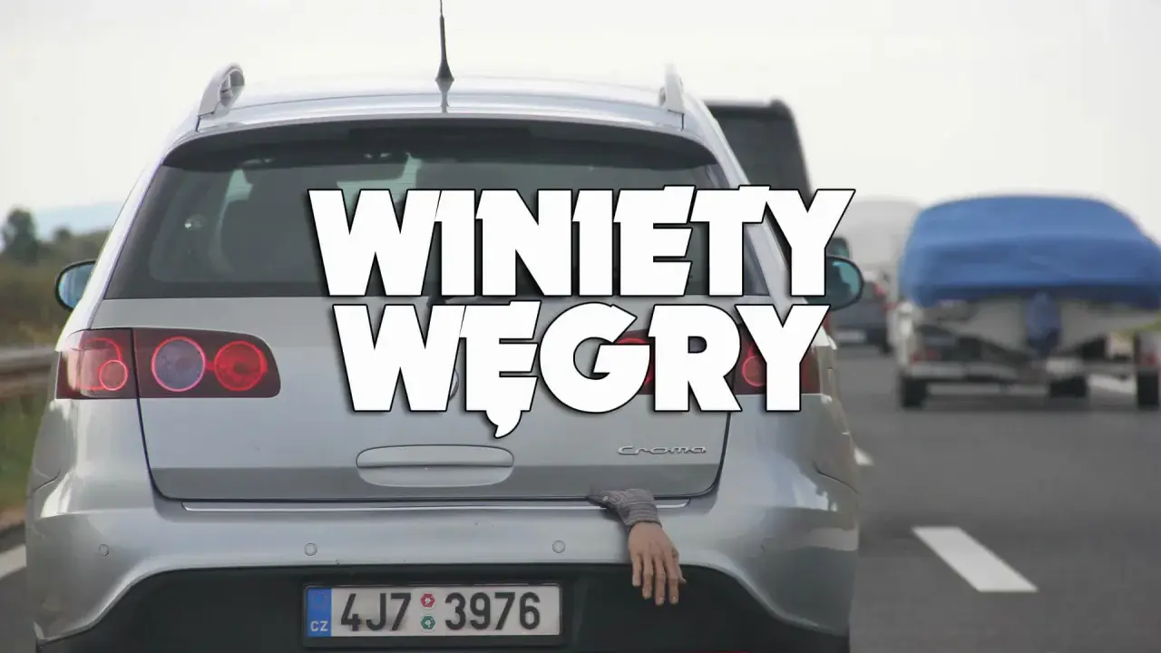 Srebrne kombi na autostradzie, z bagażnika wystaje ręka. Napis "Winiety Węgry" sugeruje podróż.