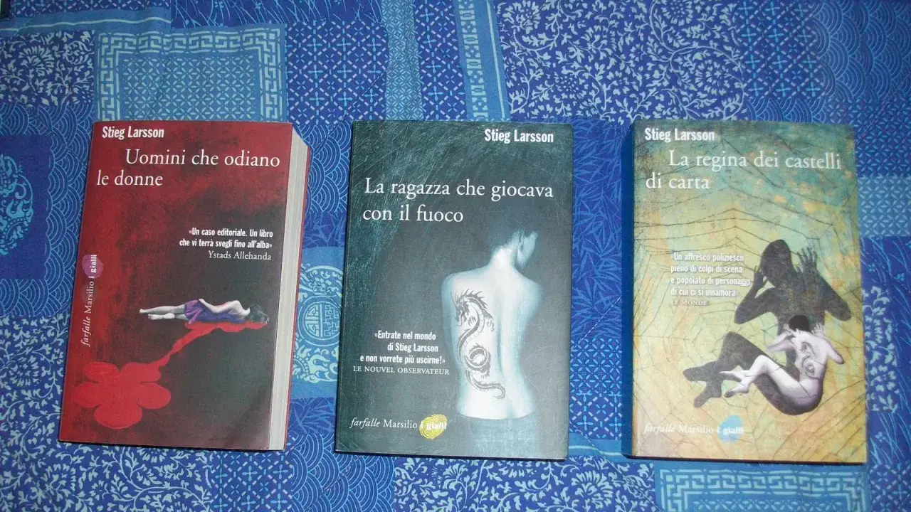 Tre libri di Stieg Larsson: "Uomini che odiano le donne", "La ragazza che giocava con il fuoco" e "La regina dei castelli di carta", parte della saga Millennium.