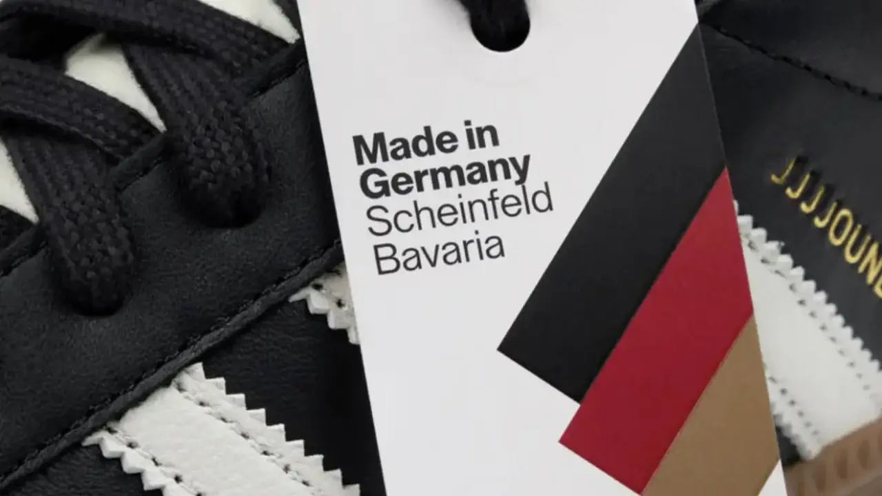 Metka na czarnym bucie adidas informuje: Made in Germany, Scheinfeld, Bavaria.