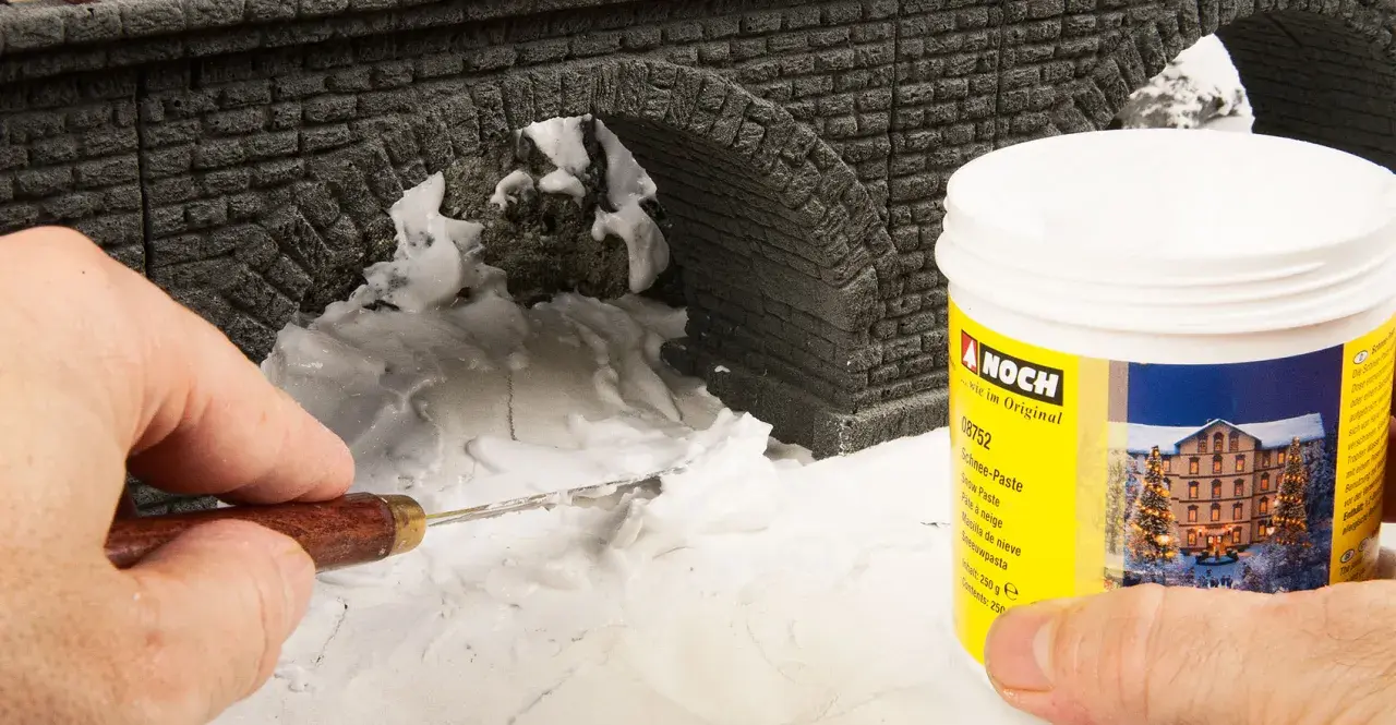 Modellbau: Mit Schnee-Paste von NOCH wird das Modellbahn-Schnee selber machen zum Kinderspiel.