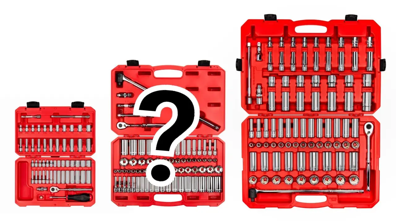 Tres maletines rojos abiertos con herramientas, incluyendo llaves de carraca y vasos de diferentes medidas.