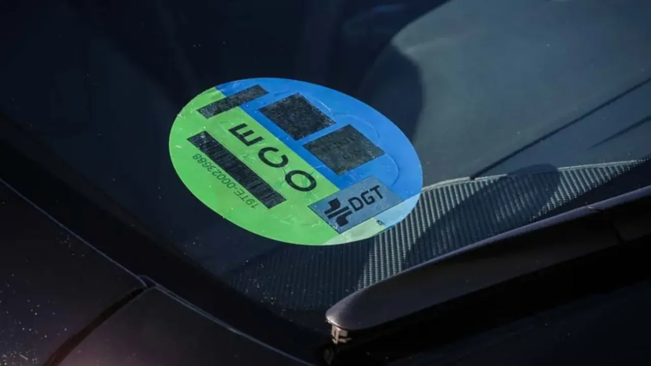 Pegatina ECO en parabrisas, indicando que es uno de los coches sin etiqueta que cumplen normativas ambientales.