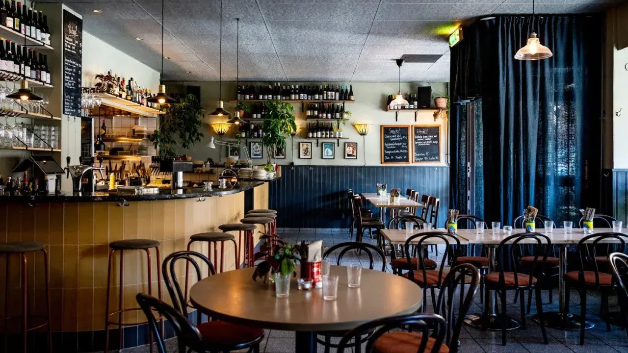 Mysig restaurang med bar, bord och stolar. Menyer på svarta tavlor ger en känsla av diket recensioner.