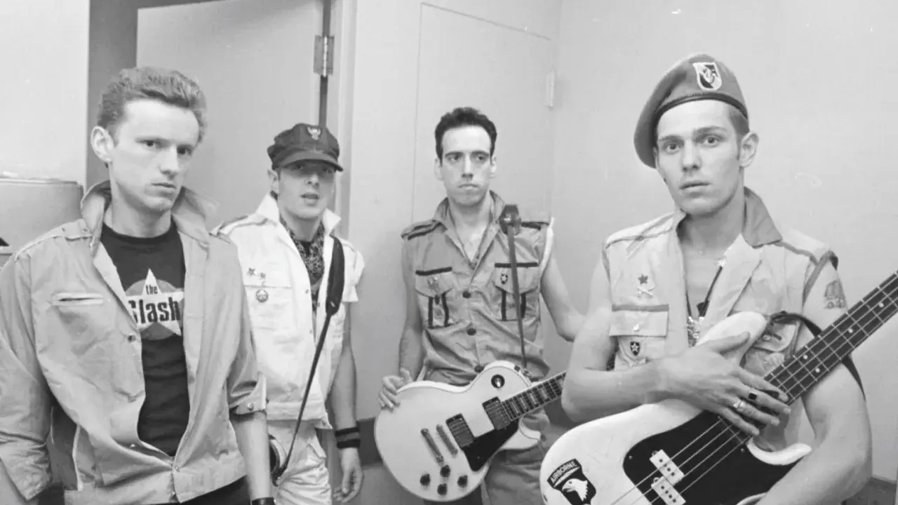 Medlemmar av The Clash poserar med sina instrument. Från vänster: Mick Jones, Paul Simonon, Joe Strummer och Topper Headon.