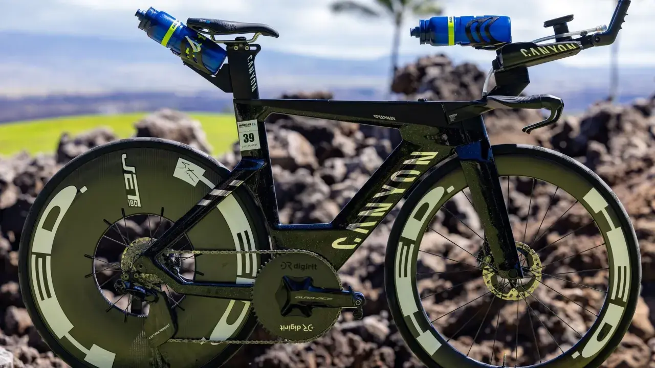 Ein Canyon Speedmax Triathlonrad mit Startnummer 39. Die Frage "wie lange dauert ein triathlon" wird durch die Ausrüstung für lange Distanzen aufgeworfen.