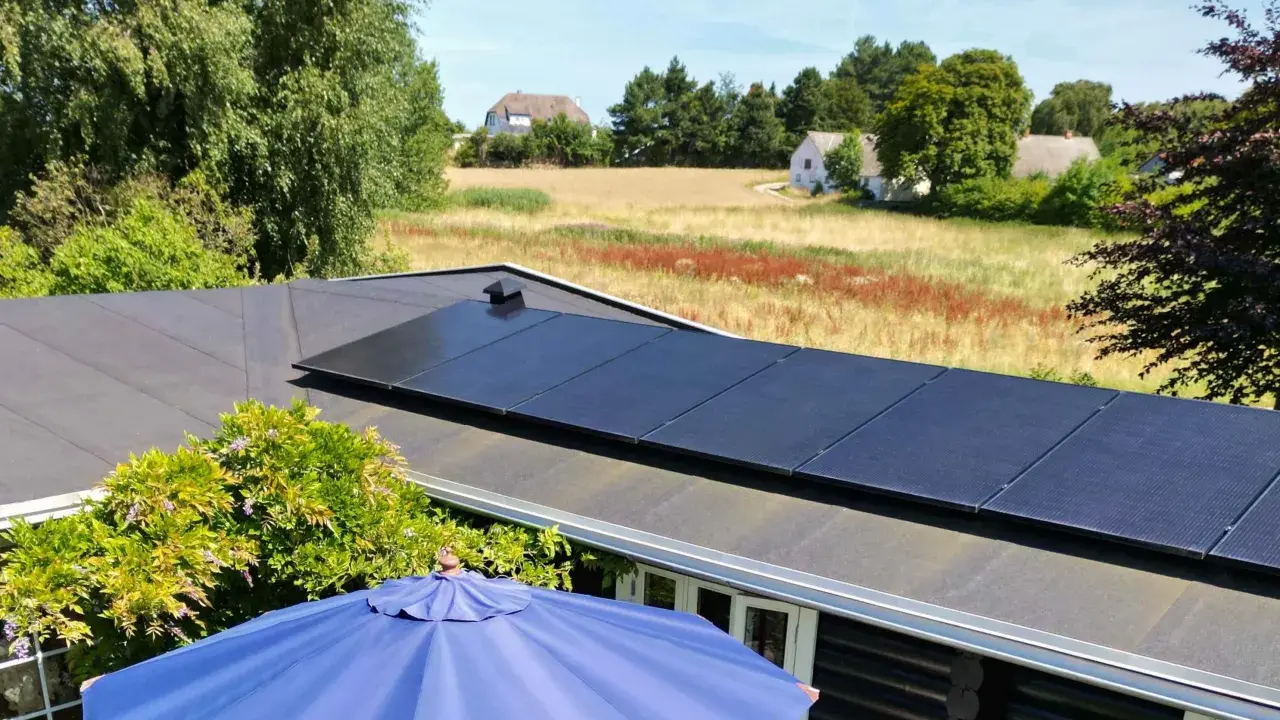 Solceller på taket ger en bra investering. Titta på optimerare solceller pris för att se hur mycket du kan spara.