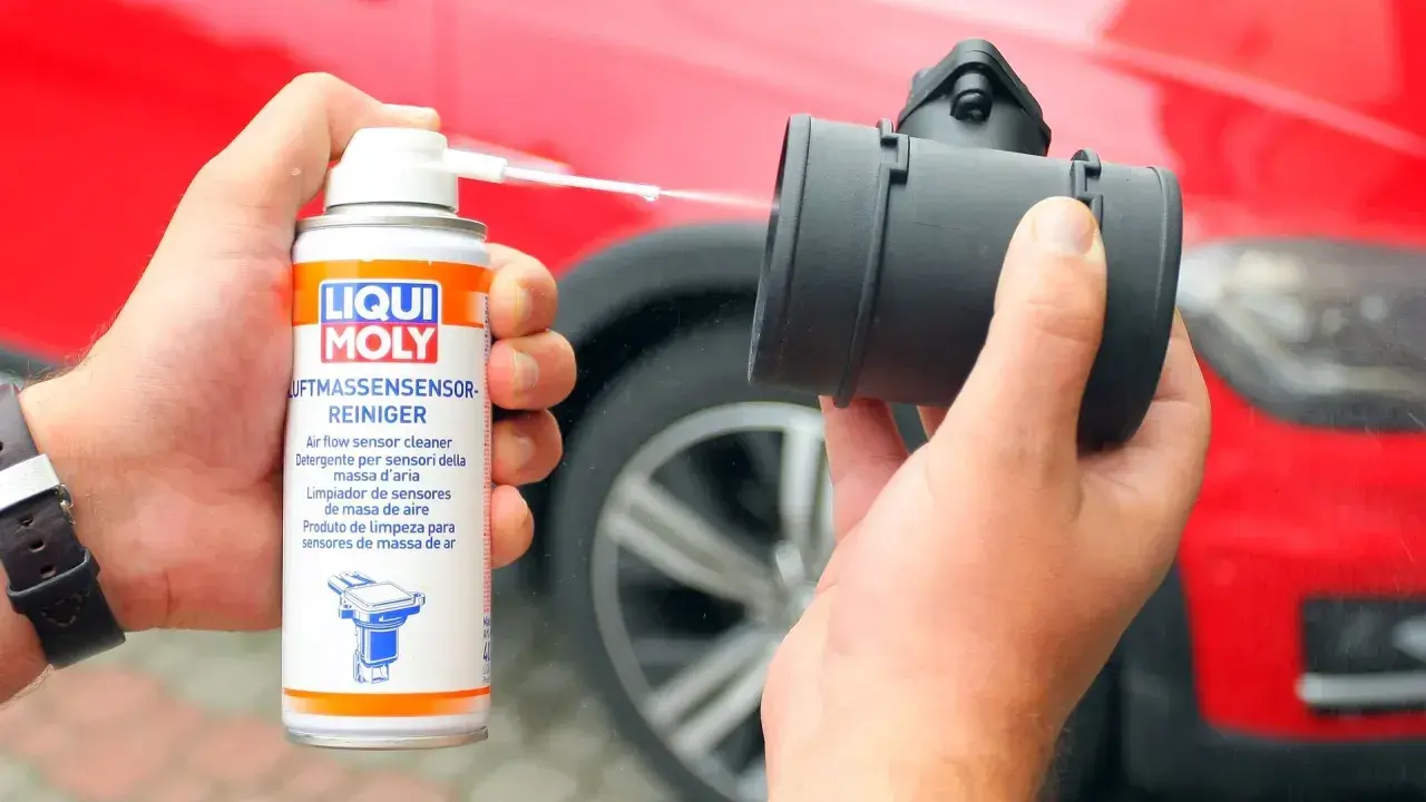Czyszczenie przepływomierza. Spray Liqui Moly usuwa zanieczyszczenia, eliminując objawy awarii przepływomierza.