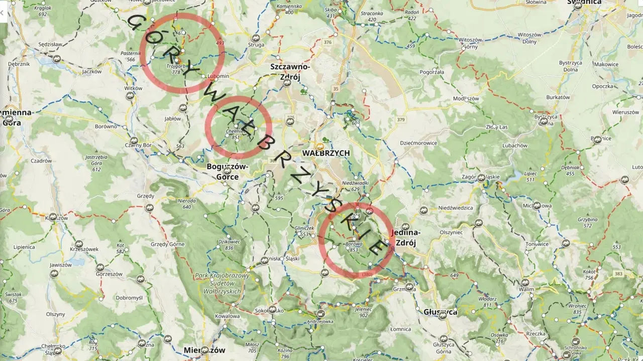 Mapa szlaków turystycznych w Górach Wałbrzyskich z zaznaczonymi szczytami i miejscowościami.