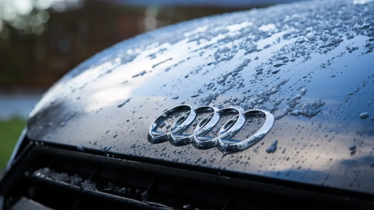 Krople wody na masce Audi. Zastanawiasz się, ile kosztuje lakierowanie auta po zimie?