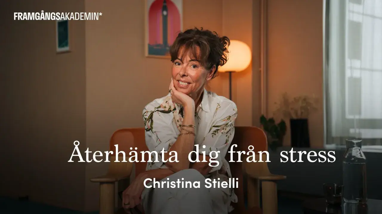 Christina Stielli, som lärt sig att hon är bra nog, ler och vilar hakan i handen. Hon sitter i en fåtölj och texten "Återhämta dig från stress" syns.