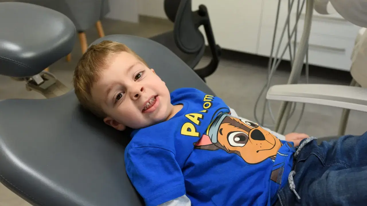 Kiedy z dzieckiem do dentysty? Uniknij próchnicy! Poradnik