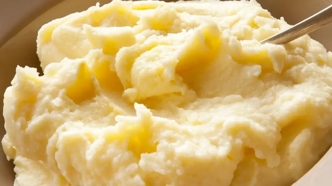 Puszyste, kremowe puree ziemniaczane, idealne do obiadu. Dowiedz się, jak zrobić puree, które zachwyci każdego!