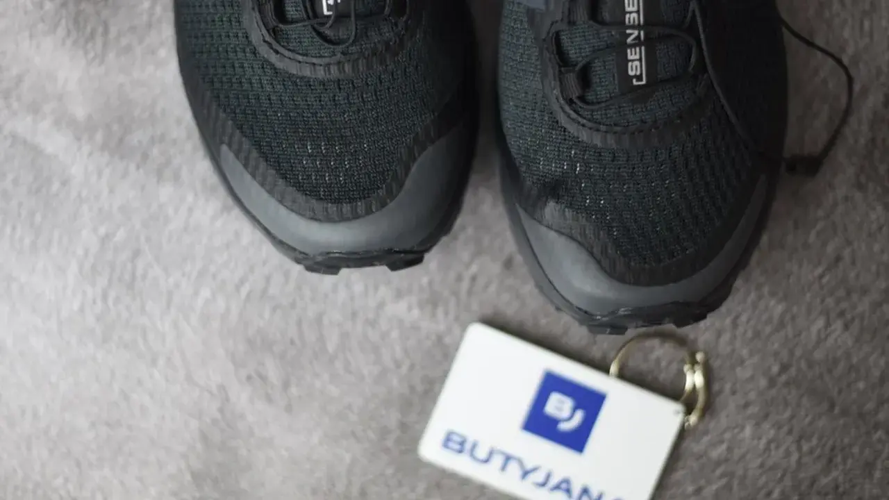 Czarne buty Salomon, model Sense Ride, gotowe na przygodę. Salomon co to za firma? To synonim jakości w obuwiu sportowym.