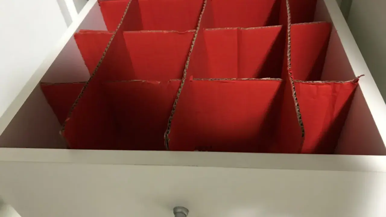 Schubladenteiler aus rotem Karton für Sockenaufbewahrung selber machen.