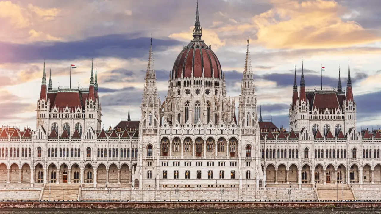 Majestatyczny Parlament w Budapeszcie, wspaniały przykład architektury, który koniecznie trzeba zobaczyć w Budapeszcie.