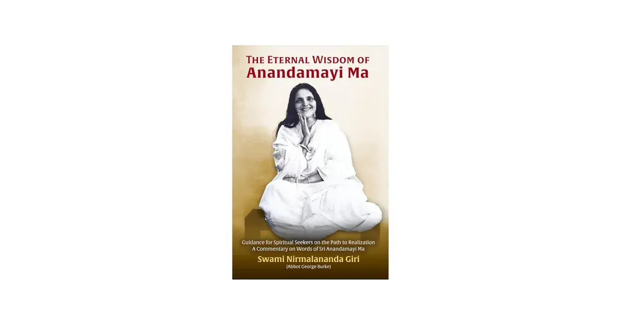 Boken "The Eternal Wisdom of Anandamayi Ma" visar en kvinna i vita kläder, sittande och leende.