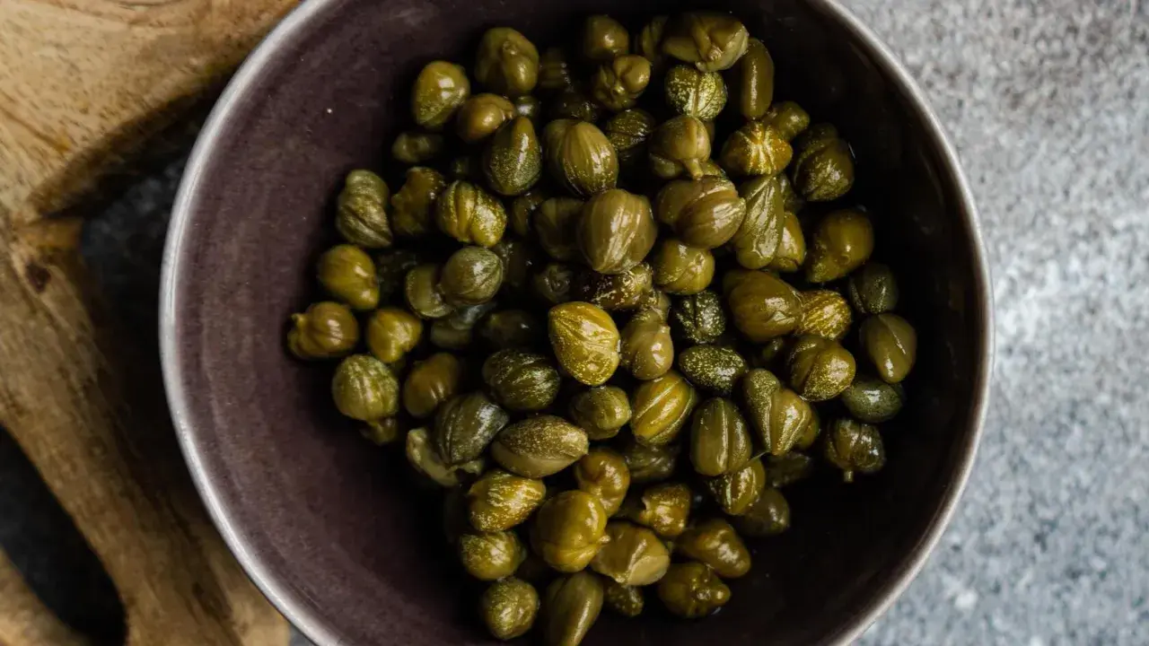 Eine Schüssel voller Kapern, bereit für ein köstliches Kapern Rezept.