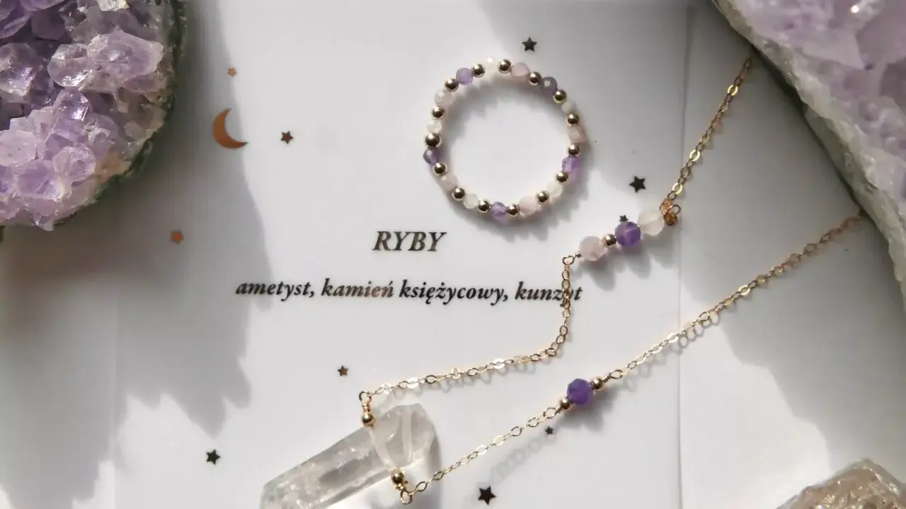 Biżuteria z ametystem i kwarcem, idealne kamienie dla Ryb. Delikatny naszyjnik z kryształem i pierścionek ozdobione fioletowymi i różowymi kamieniami.