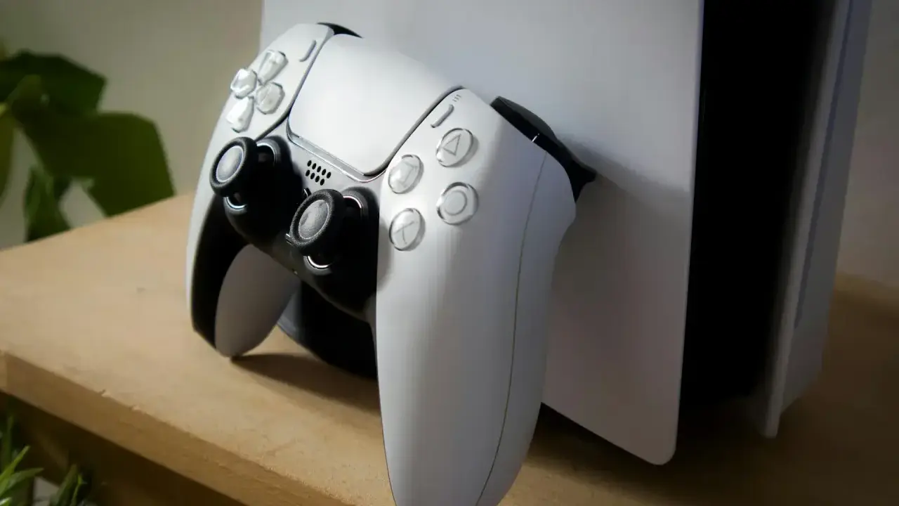 Biały kontroler DualSense i konsola PlayStation 5, symbolizujące ekscytację, kiedy wyszło PS5.