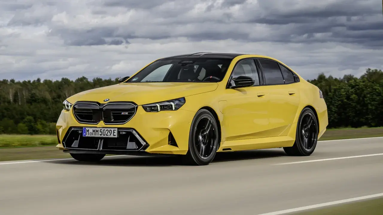 Ein gelber BMW M5 rast auf einer Straße. Die BMW M5 Farben sind leuchtend und auffällig.
