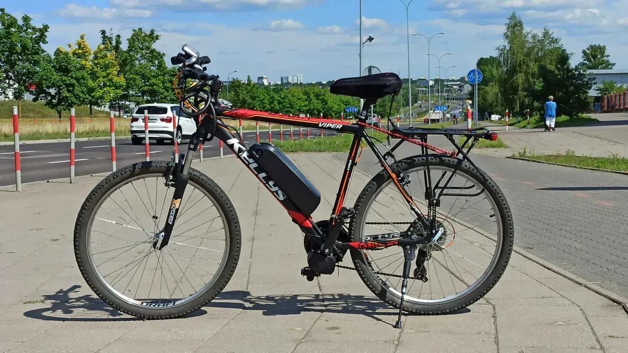 Przeróbka roweru na elektryczny: rower Kellys Viper z zamontowanym silnikiem i baterią, gotowy do jazdy po mieście.