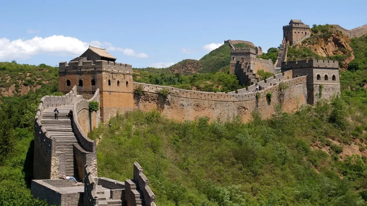 Die Chinesische Mauer, eine beeindruckende yajuj majuj location, schlängelt sich über grüne Hügel.