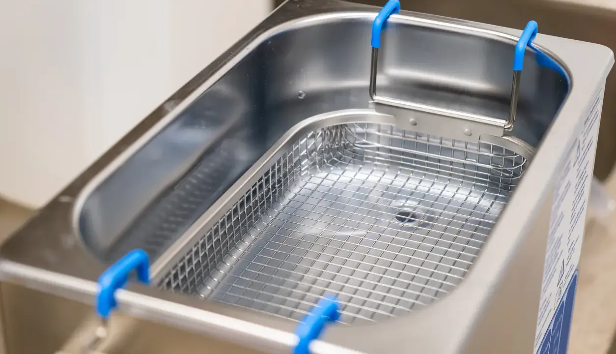 Edelstahl-Ultraschallreiniger mit Einsatzkorb. Ideal, um Schmuck, Brillen oder empfindliche Kleinteile gründlich zu reinigen.